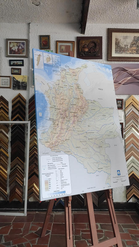 Mapa físico de Colombia enmarcado